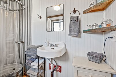 Eclectic & Fun Lumberyard Urban Cabin #3, in downtown near NAU