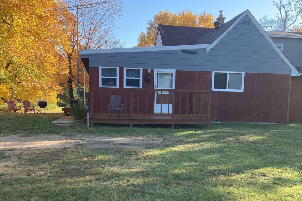 Private apartment ,Turtle lake access offered monthly 51.00 a night
