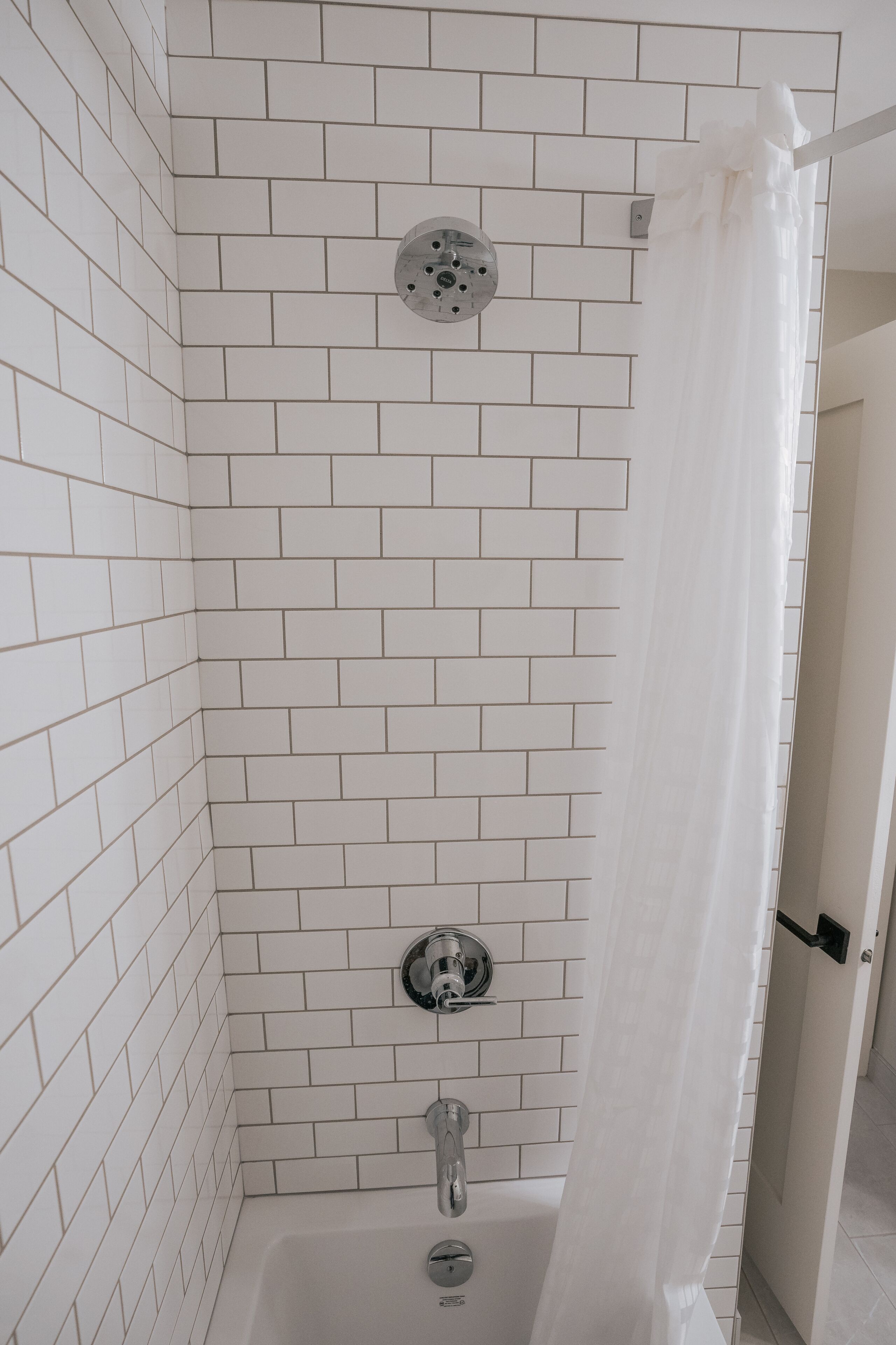 combined shower/bathtub, hair dryer, towels