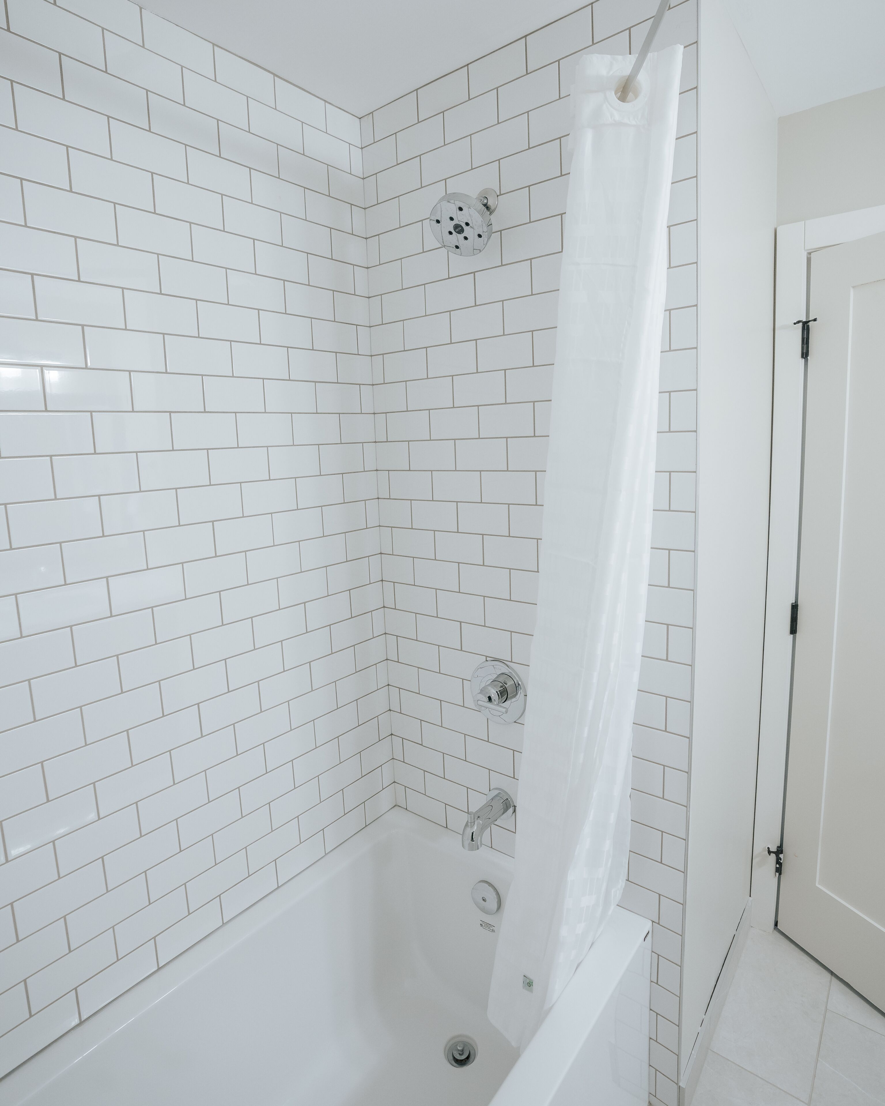 combined shower/bathtub, hair dryer, towels