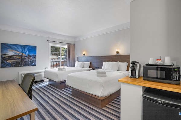 Minibar, desk, free WiFi, bed sheets