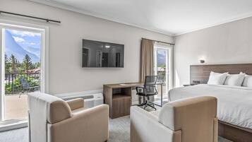 Een minibar, een bureau, gratis wifi, beddengoed