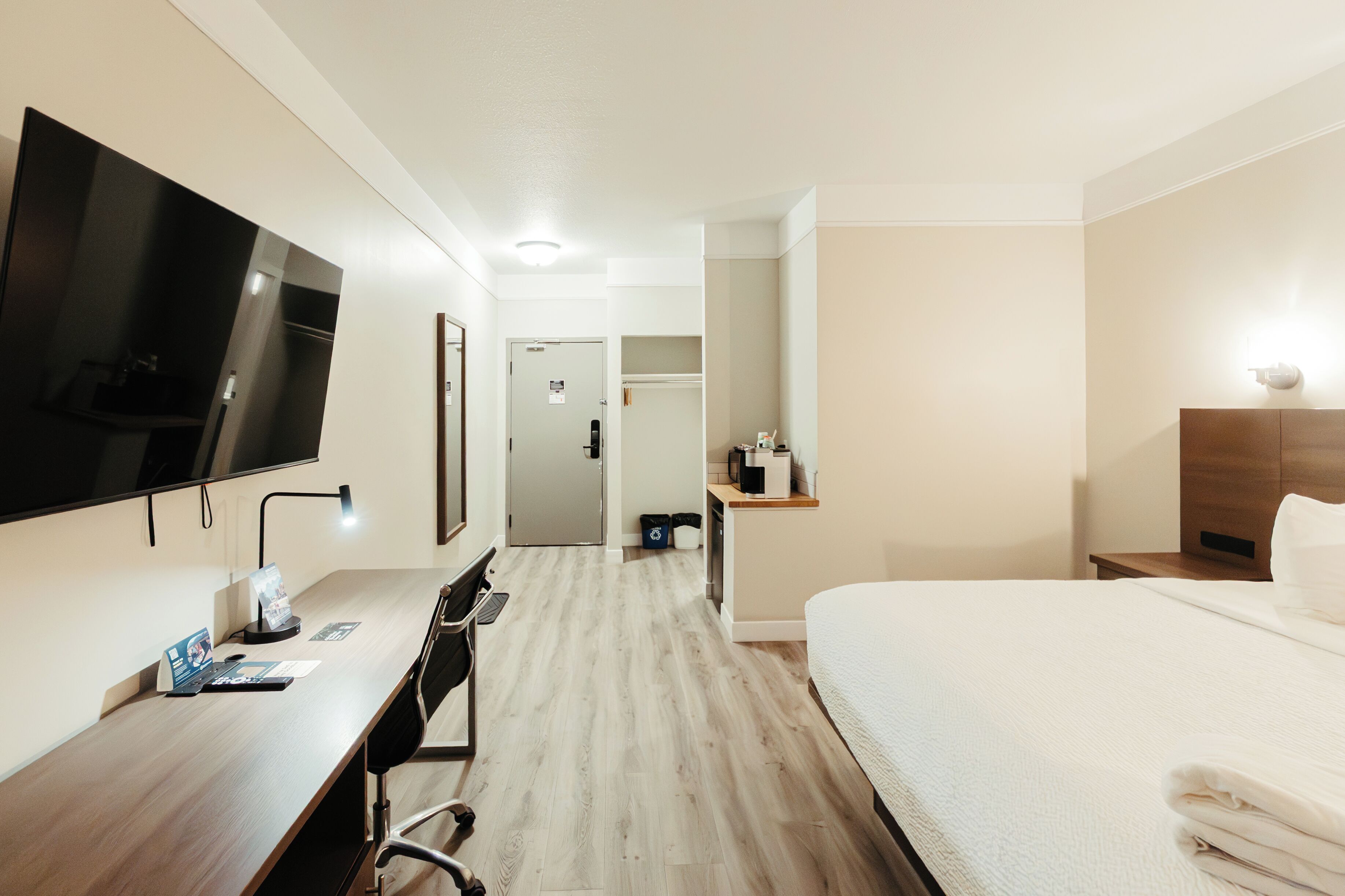 ميني بار ومكتب وواي فاي مجانًا وملاءات أسرّة