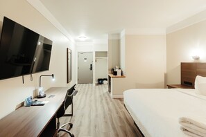 Minibar, escritorio, wifi gratis y ropa de cama 