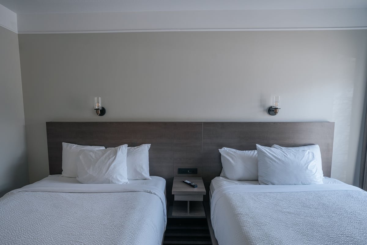 Minibar, desk, free WiFi, bed sheets