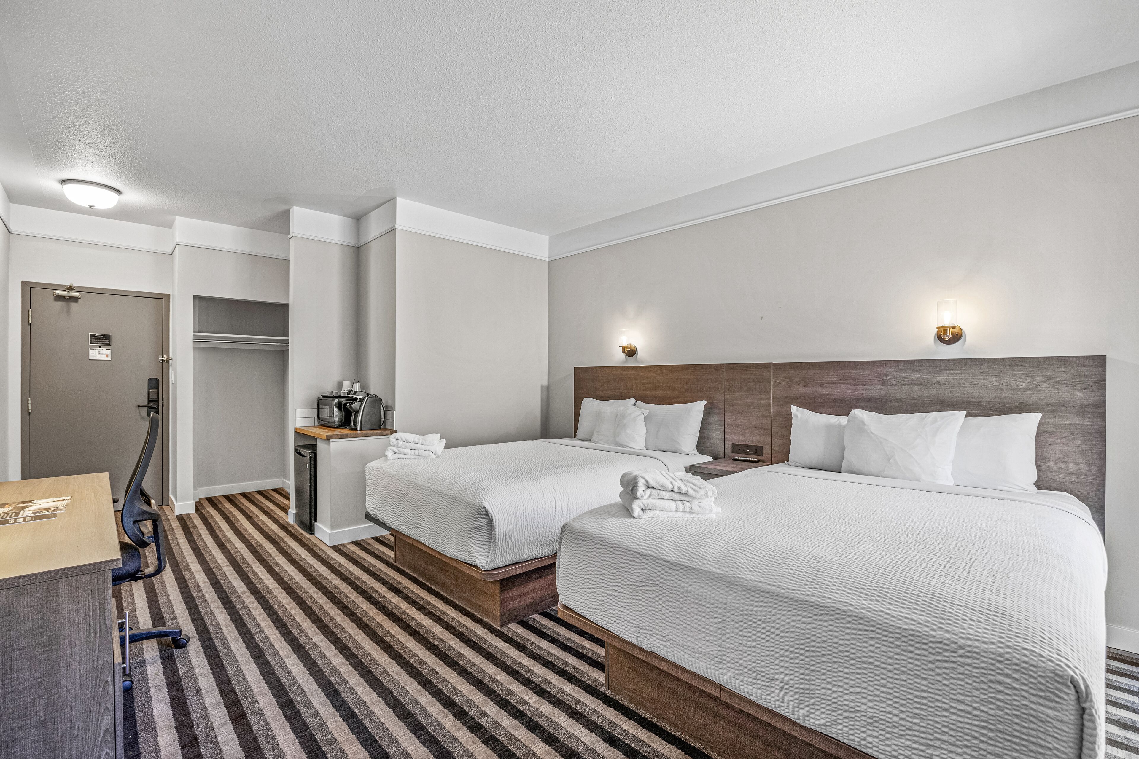 deluxe two queen & deluxe king room (no pets) | minibar, desk, free wifi, bed sheets