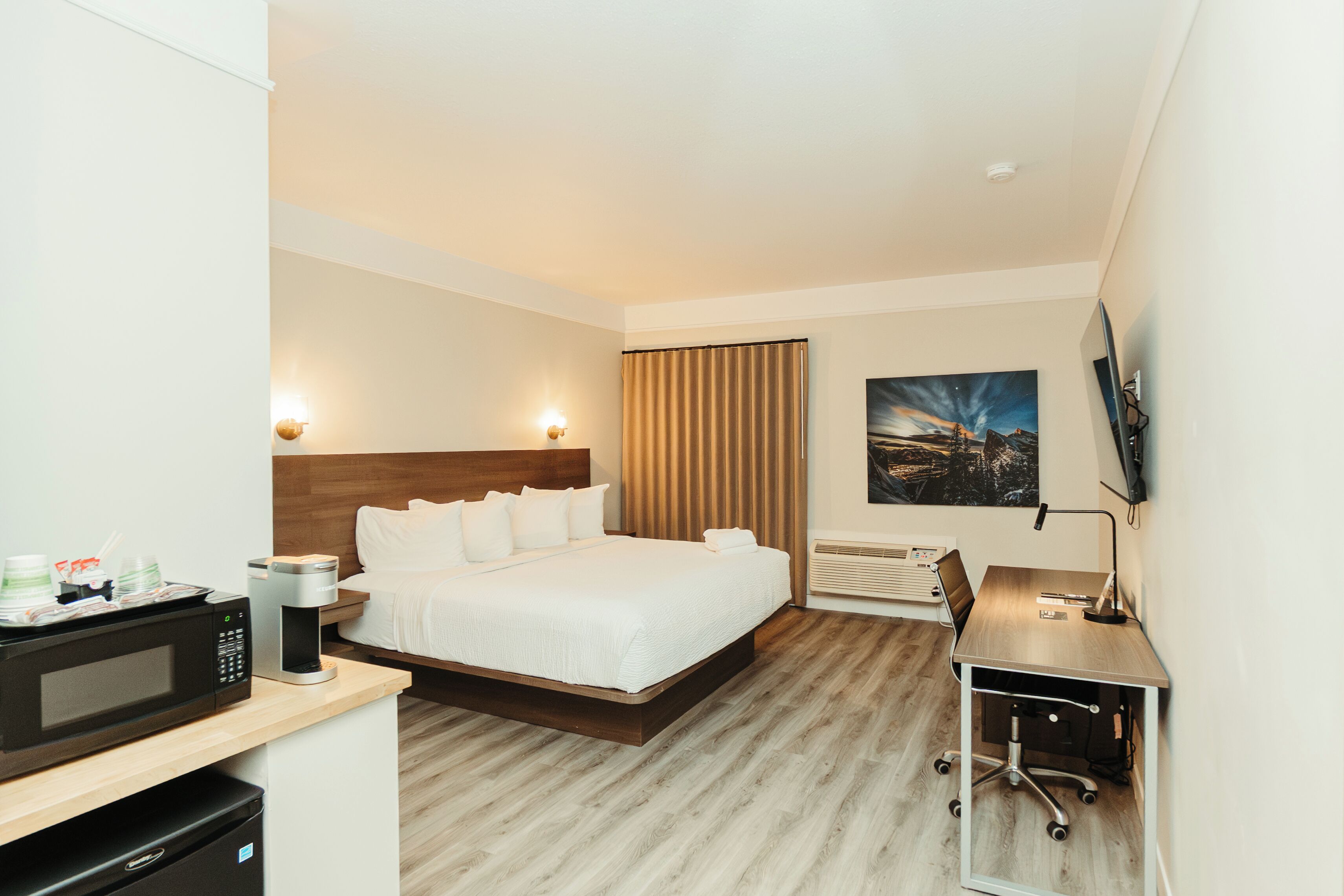 King Room (Pet Friendly) | Bathroom | Combined shower/tub, hair dryer, towels