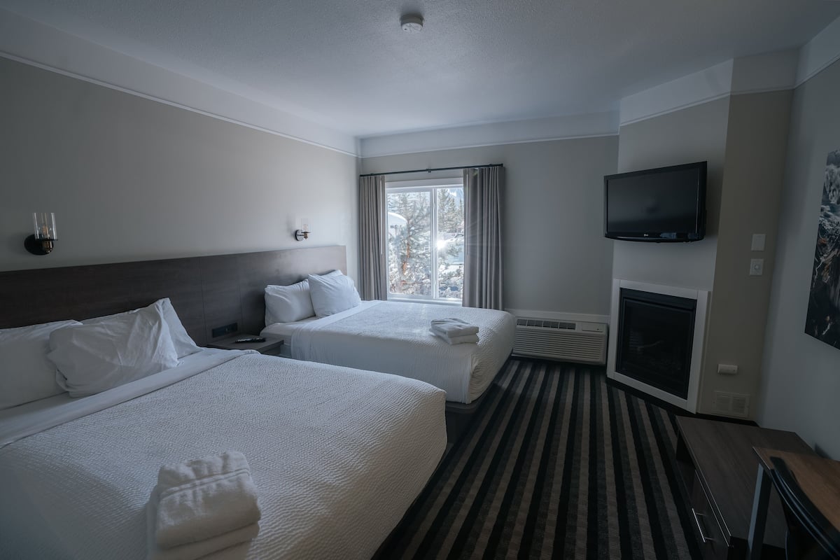 Deluxe Double Queen Room ( No Pets) | Minibar, desk, free WiFi, bed sheets