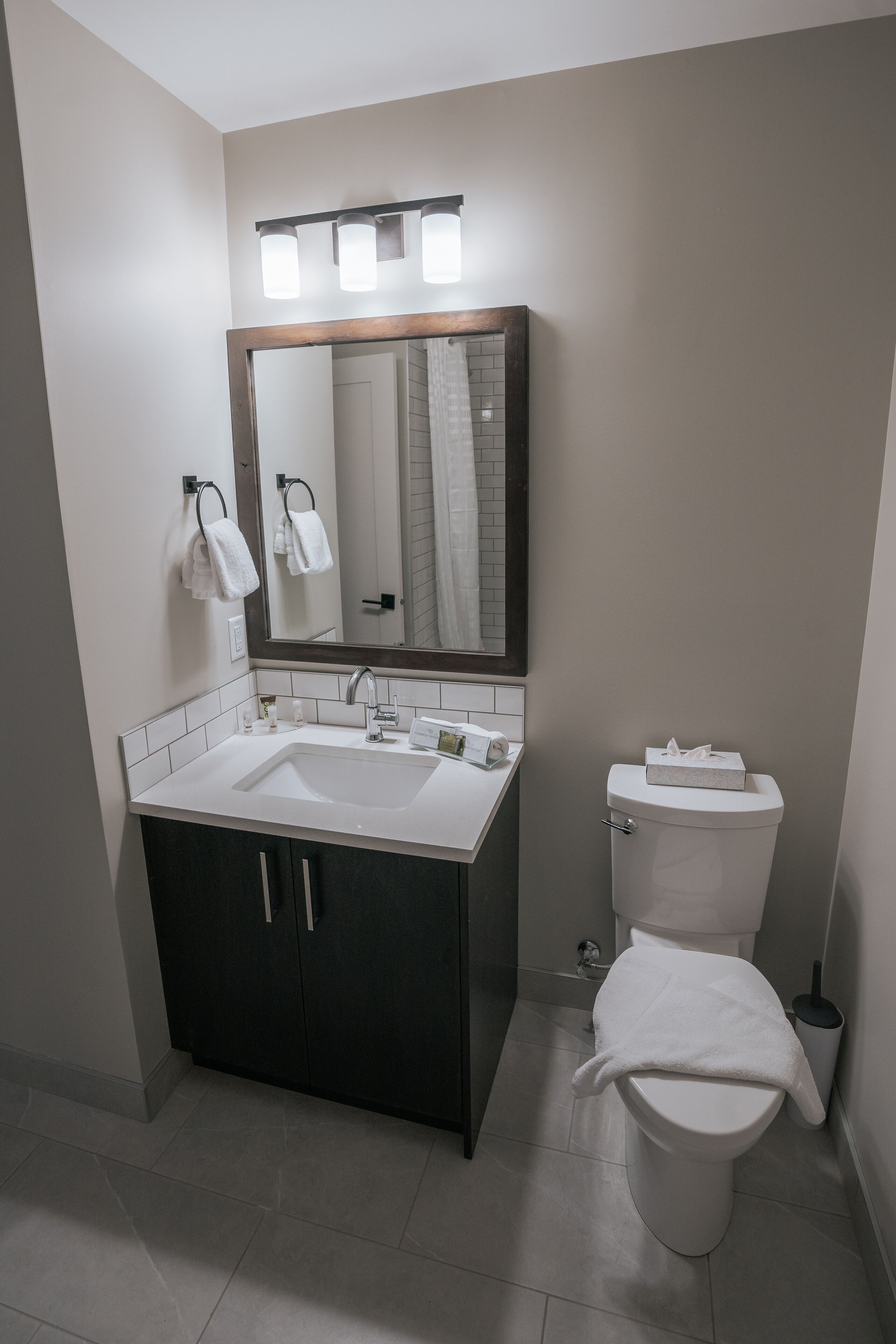 combined shower/bathtub, hair dryer, towels