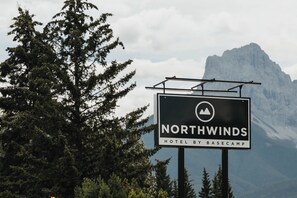 Exterior - Northwinds Hotel Canmore (Canmore)