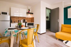 Réfrigérateur, four à micro-ondes, un four, surface de cuisson