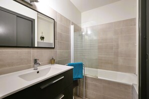 Bathtub, hair dryer, towels, soap - ♥ ALL IN COMFORT! Air-conditioned, City center, Parking, Terrace, WiFi, Netflix ♥ (Carcassonne)