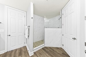 Combined shower/tub, hair dryer, towels