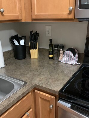 Fridge, microwave, oven, stovetop - Good Vibe minutes from downtown Charlotte (Charlotte)