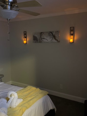 2 bedrooms, iron/ironing board, free WiFi, bed sheets. Good Vibe minutes from downtown Charlotte