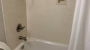 Ducha y bañera combinadas, secador de pelo, toallas y jabón