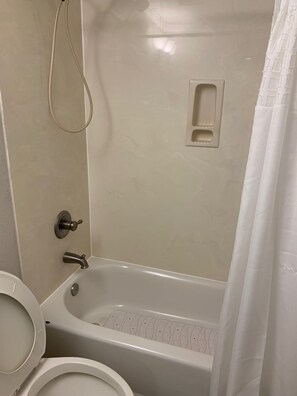 Bañera con ducha, secador de pelo, toallas, jabón