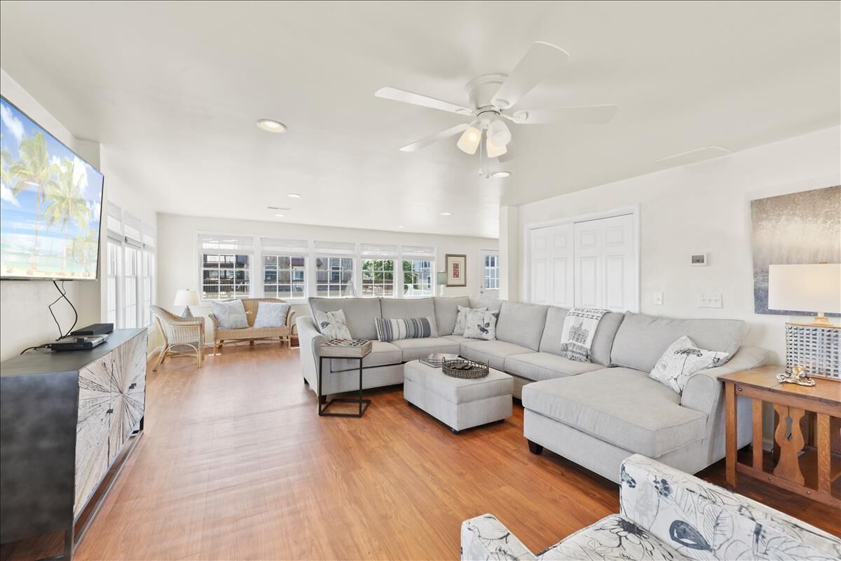 REAL DEAL :6BR Home, Pet friendly and 300 ft to beach with HOTTUB, Linens inc.