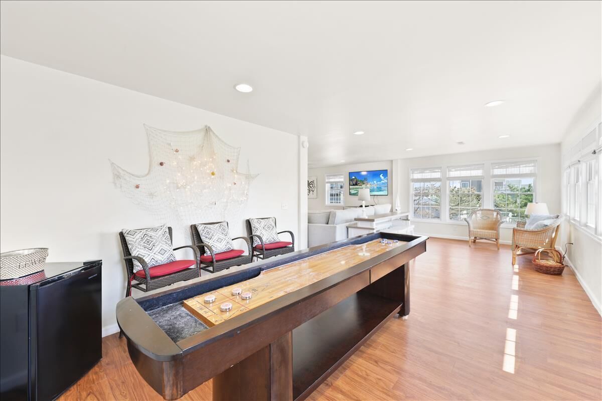 REAL DEAL :6BR Home, Pet friendly and 300 ft to beach with HOTTUB, Linens inc.