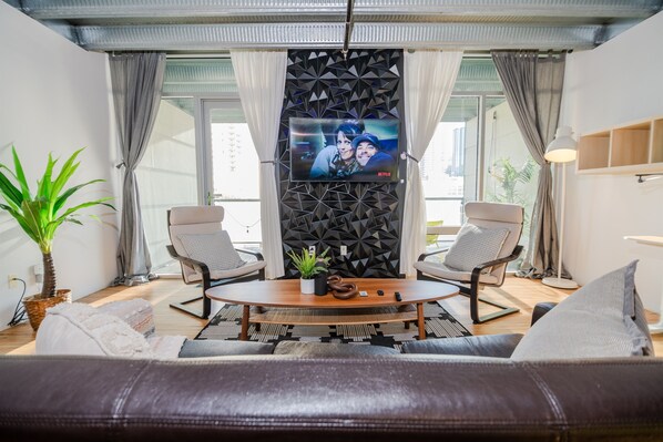 Smart TV, Netflix, servicios de streaming y oficina