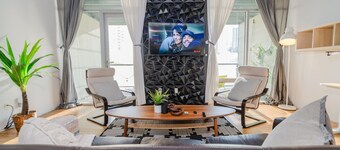 Down Town Loft: UG Park|AC|Walk to Rogers|Balcony