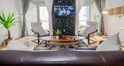 Down Town Loft: UG Park|AC|Walk to Rogers|Balcony