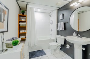 Combined shower/bathtub, hair dryer, towels, soap - Down Town Loft: UG Park|AC|Walk to Rogers|Balcony (Edmonton)