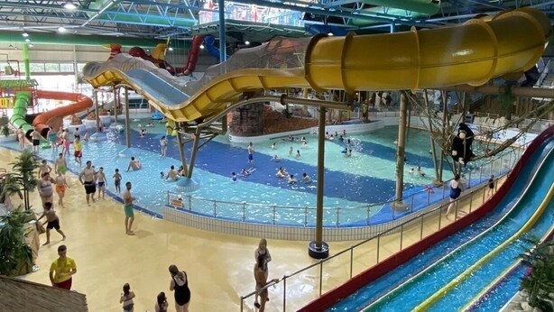 An indoor water park with multiple slides and pools. - 5 BEDROOM / 4 BATHROOM MODERN DETACHED  wifi  Garden  Parking  Quiet location (Newcastle-under-Lyme)