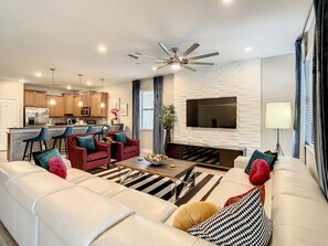 Smart-TV, Videospiele, DVD-Player, Tischfußball