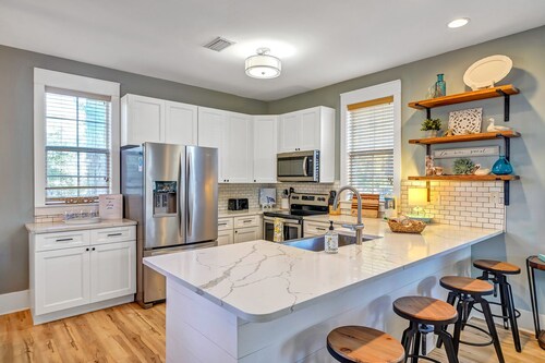 Gated, Dog Friendly, 3 Pools, Hot Tub, Screened Balcony!