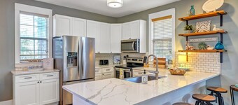 Gated, Dog Friendly, 3 Pools, Hot Tub, Screened Balcony!