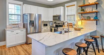 Gated, Dog Friendly, 3 Pools, Hot Tub, Screened Balcony!