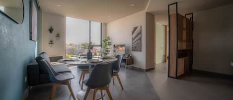 Appartement exécutif, 2 chambres, accessible aux personnes à mobilité réduite, vue sur la ville | Aire de séjour | Téléviseur connecté de 55 po avec télévision numérique, téléviseur