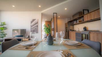Refrigerador con freezer, microondas, horno, placa de cocina