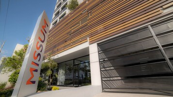 Un edificio moderno con un cartel que dice "MISSUM".
