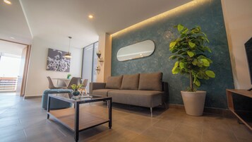 Apartamento familiar, 2 habitaciones, barras de apoyo en la bañera, vistas a la ciudad | Zona de estar | Una Smart TV, Netflix, suelo radiante, servicios de streaming