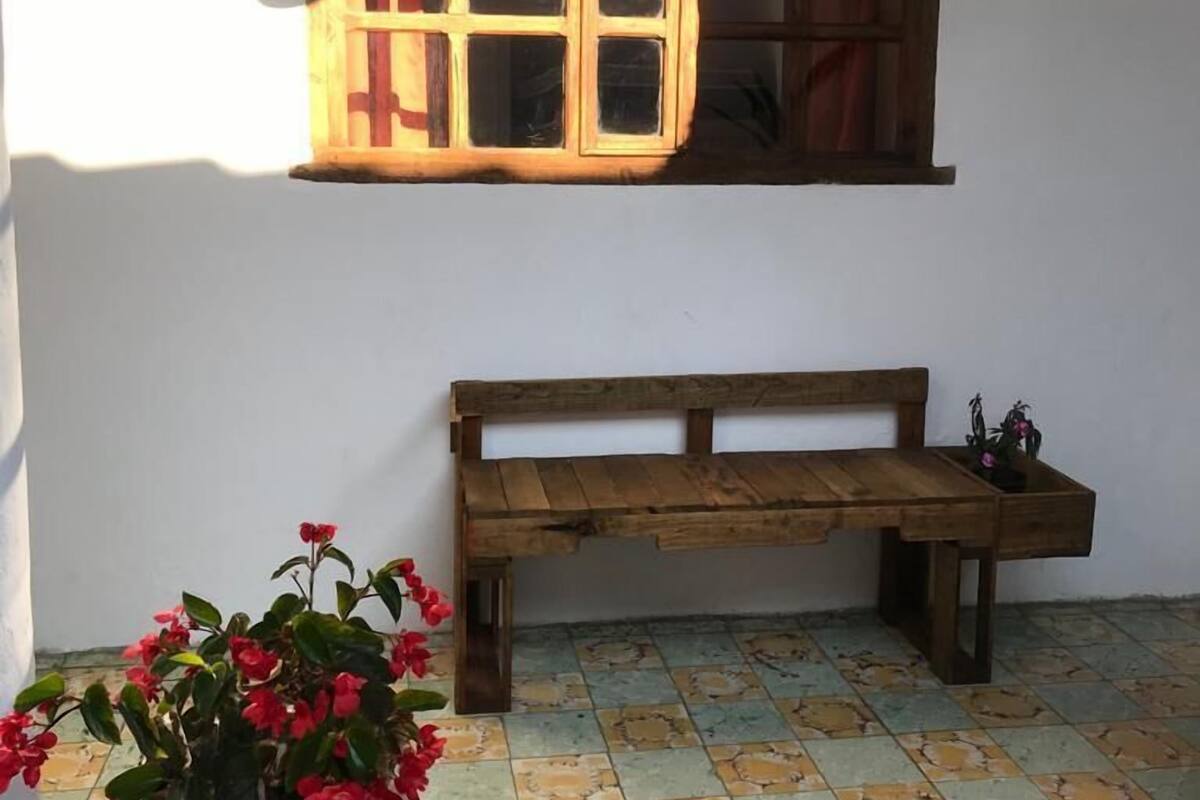 Habitación triple estándar, 2 camas dobles | Wifi gratis y ropa de cama