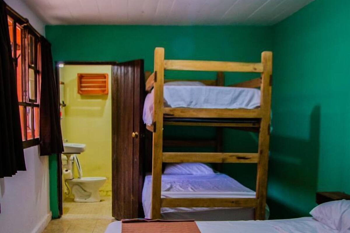 Habitación cuádruple estándar | Wifi gratis y ropa de cama