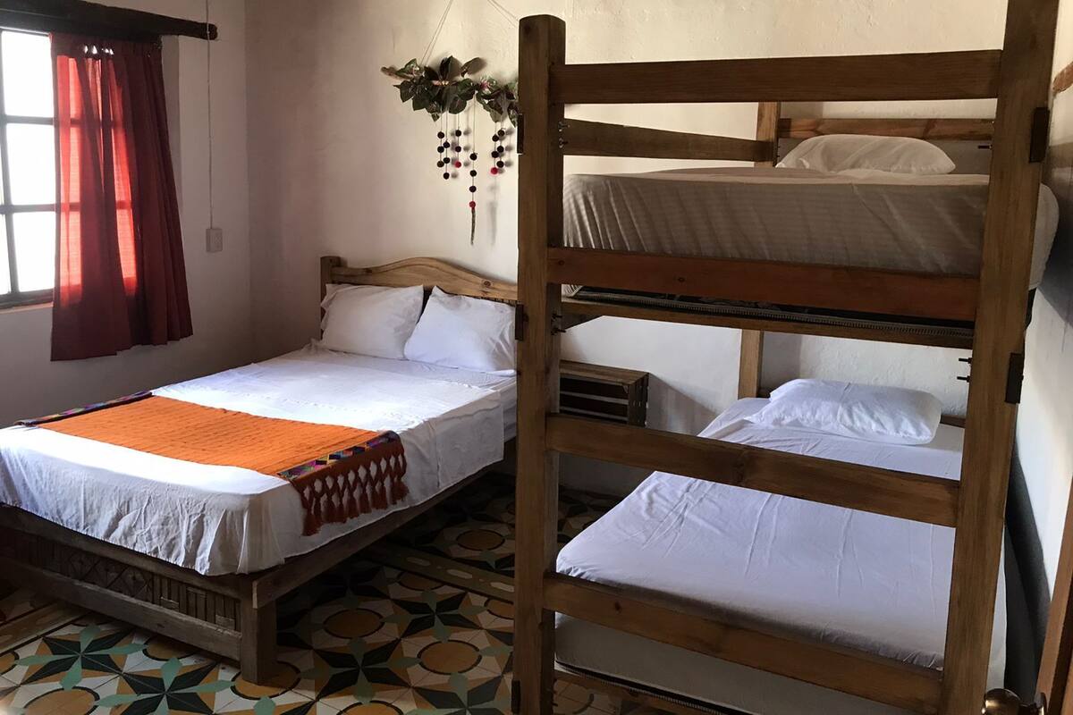 Habitación cuádruple económica, 1 habitación | Wifi gratis y ropa de cama