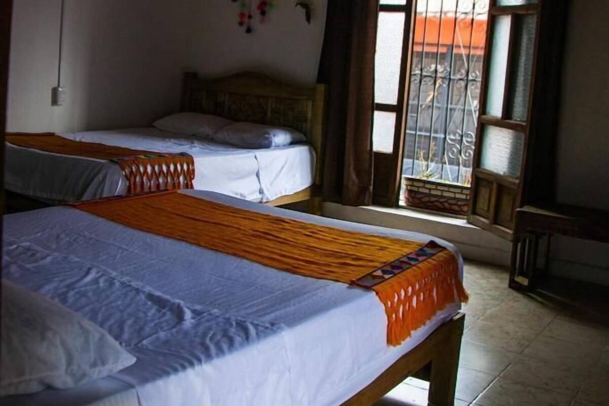 Habitación estándar doble, 2 camas dobles | Wifi gratis y ropa de cama