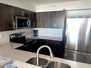 Réfrigérateur, micro-ondes, four, plaque de cuisson