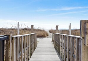 Plage, chaises longues