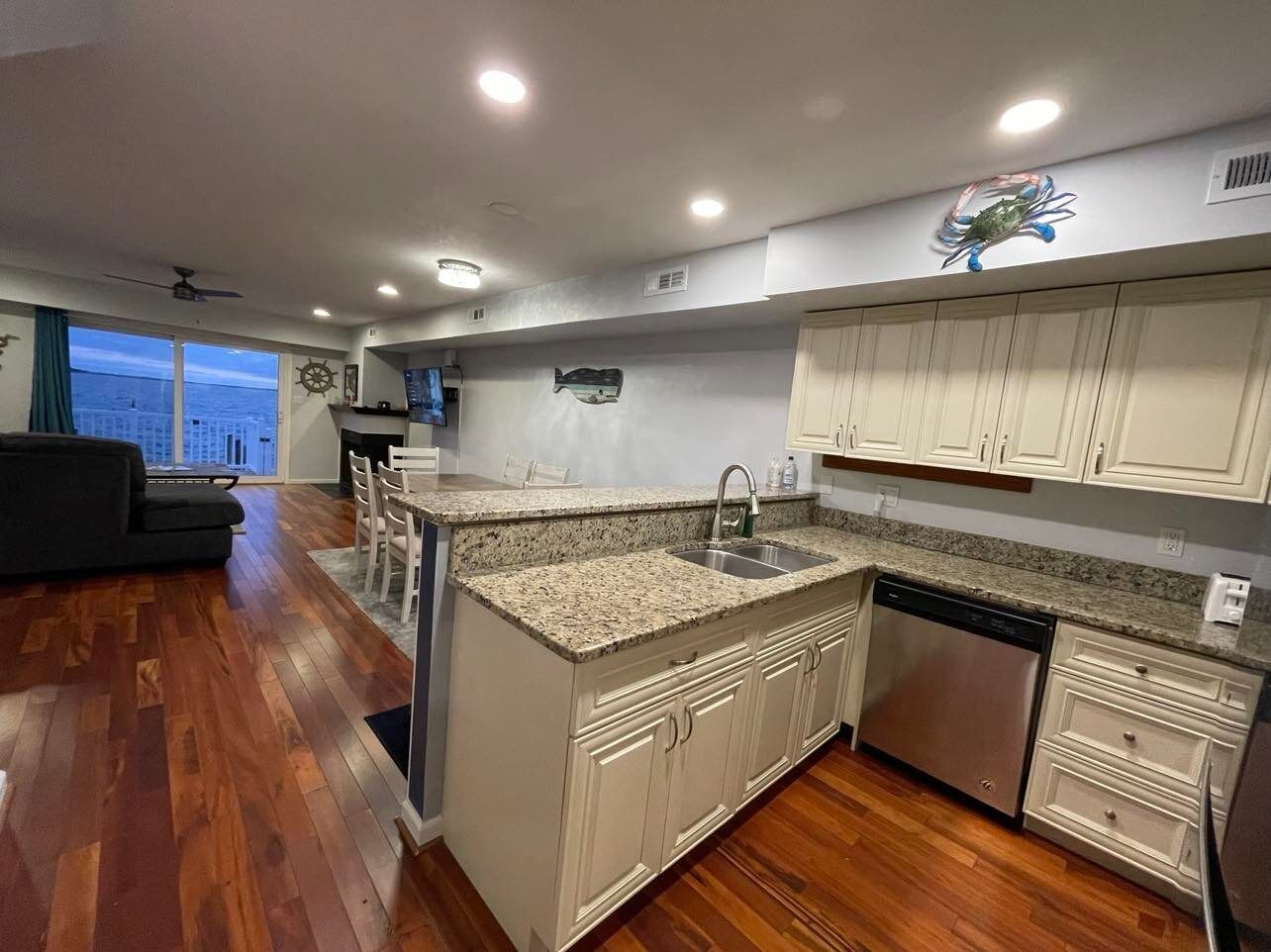 Beautiful Bayfront Townhome-Walking distance to the Beach