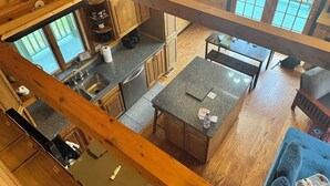 Eine geräumige Hütte mit Küche, Essbereich und einem gemütlichen Wohnzimmer.