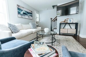 TV, offices - Newly Renovated 3BR/2BA | Walk to Beach & Thames (Newport)