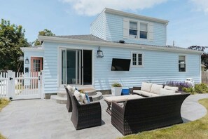 Terrace/patio - Newly Renovated 3BR/2BA | Walk to Beach & Thames (Newport)