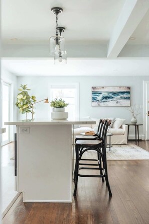 Interior - Newly Renovated 3BR/2BA | Walk to Beach & Thames (Newport)