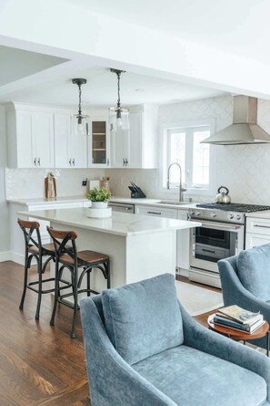 Fridge, microwave, oven, stovetop - Newly Renovated 3BR/2BA | Walk to Beach & Thames (Newport)