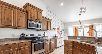Buy 4 get 5th free—XBOX room- Pets welcomed! Sleeps 18- Hottub- Hammocks