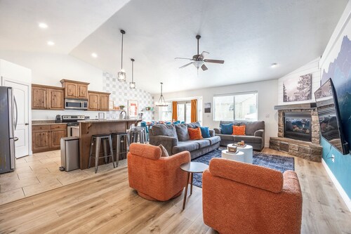 Jan + Feb Deal- XBOX room- Pets welcomed! Sleeps 18- Hottub- Hammocks